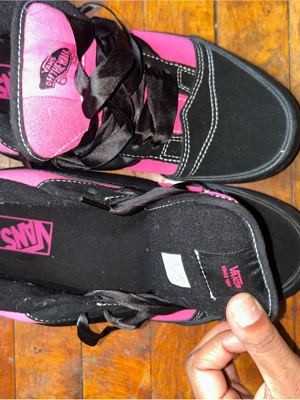 Vans Women's Black and Hot Pink Low-Top Sneakers